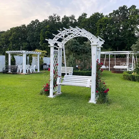 Hotel кузня критий басейн та сніданки входять у вартість Mateyevtsy