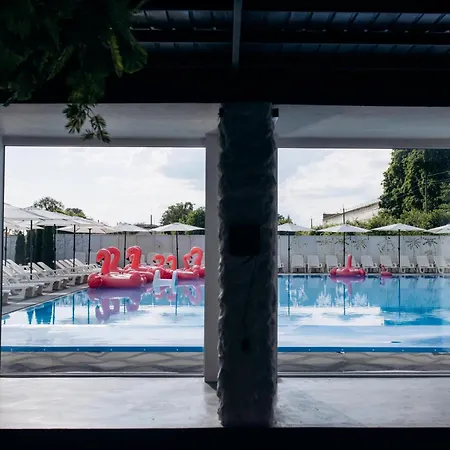 кузня критий басейн та сніданки входять у вартість Mateyevtsy