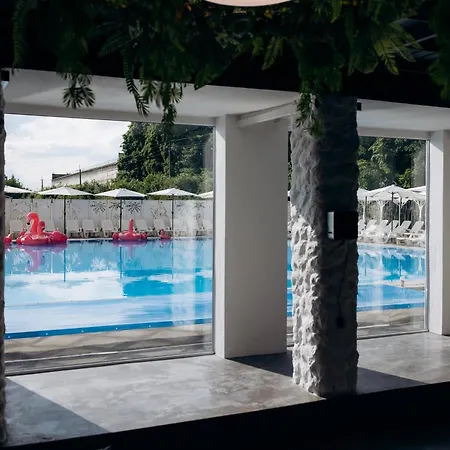 Hotel кузня критий басейн та сніданки входять у вартість Mateyevtsy