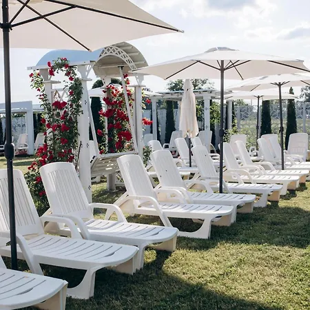 Hotel кузня критий басейн та сніданки входять у вартість Mateyevtsy