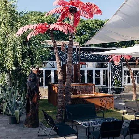 Hotel кузня критий басейн та сніданки входять у вартість