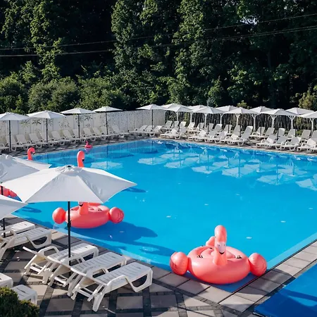 Hotel кузня критий басейн та сніданки входять у вартість