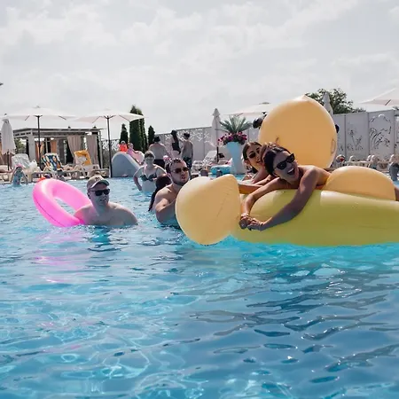 Hotel кузня критий басейн та сніданки входять у вартість