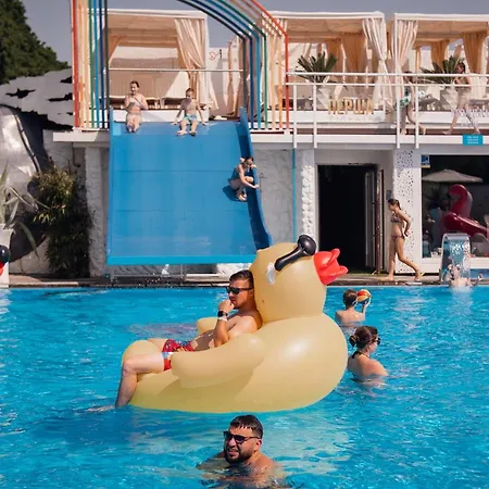 кузня критий басейн та сніданки входять у вартість Hotel *