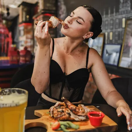 Hotel кузня критий басейн та сніданки входять у вартість *