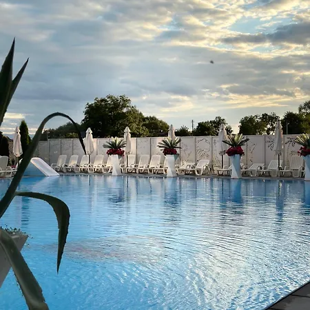 кузня критий басейн та сніданки входять у вартість Mateyevtsy