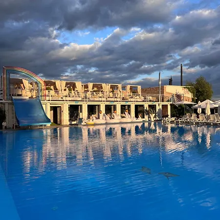 кузня критий басейн та сніданки входять у вартість Hotel