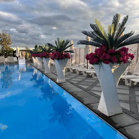 кузня критий басейн та сніданки входять у вартість Hotel *