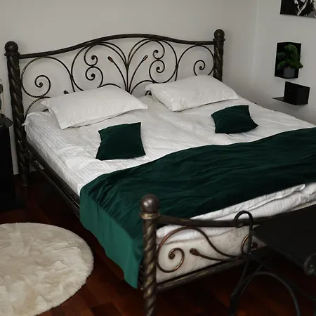 Hotel кузня критий басейн та сніданки входять у вартість Mateyevtsy