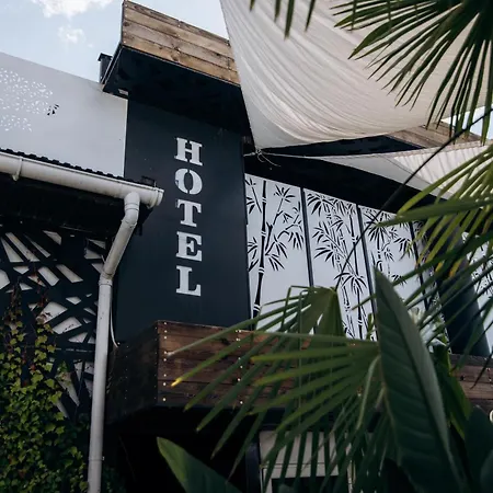 Hotel кузня критий басейн та сніданки входять у вартість