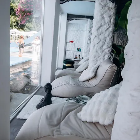 Hotel кузня критий басейн та сніданки входять у вартість Mateyevtsy